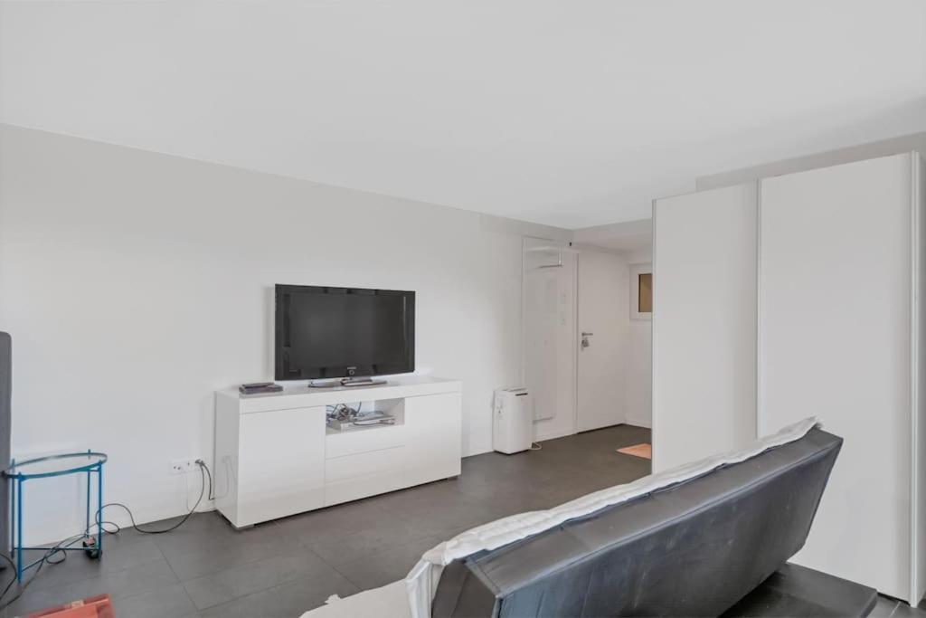 Studio, Meuble, Jolie Terrasse, Parking Gratuit Apartment Neuchatel Luaran gambar