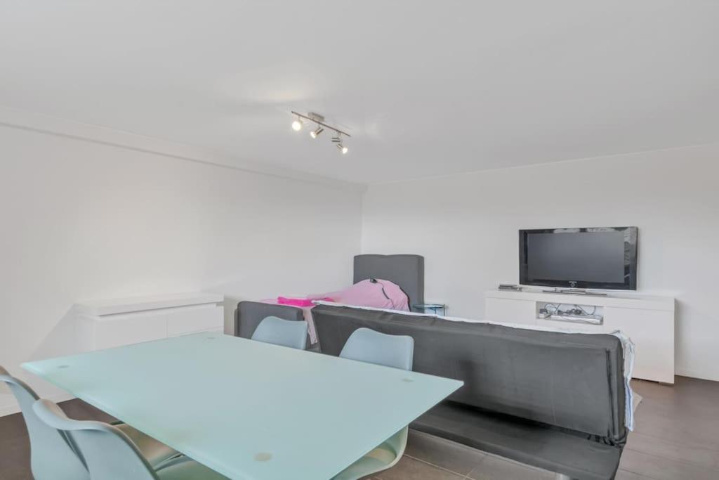 Studio, Meuble, Jolie Terrasse, Parking Gratuit Apartment Neuchatel Luaran gambar